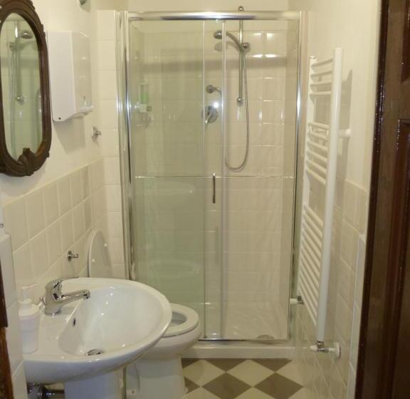 اتاق استاندارد یک تخته با سرویس بهداشتی مشترک, Time Out