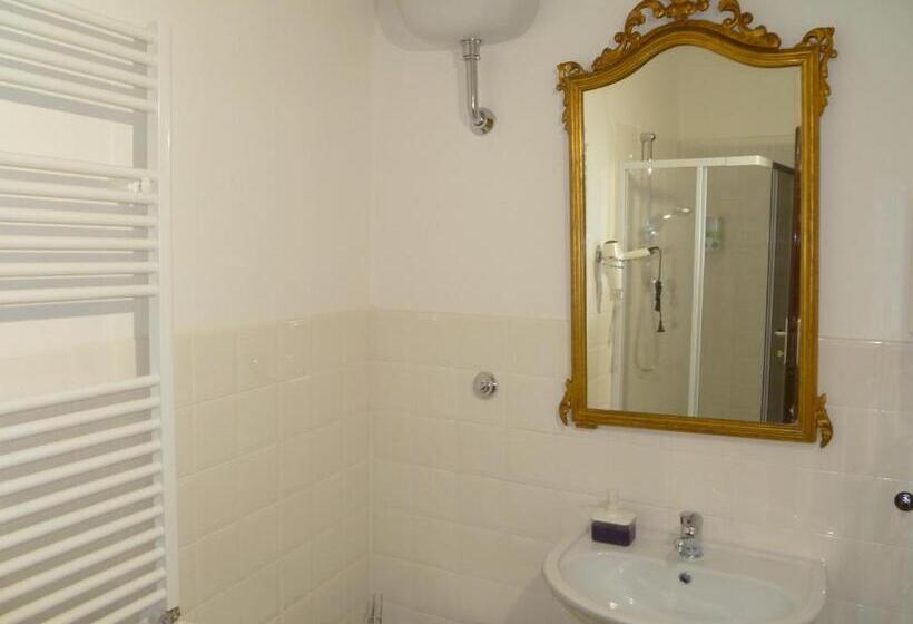 اتاق استاندارد یک تخته با سرویس بهداشتی مشترک, Time Out