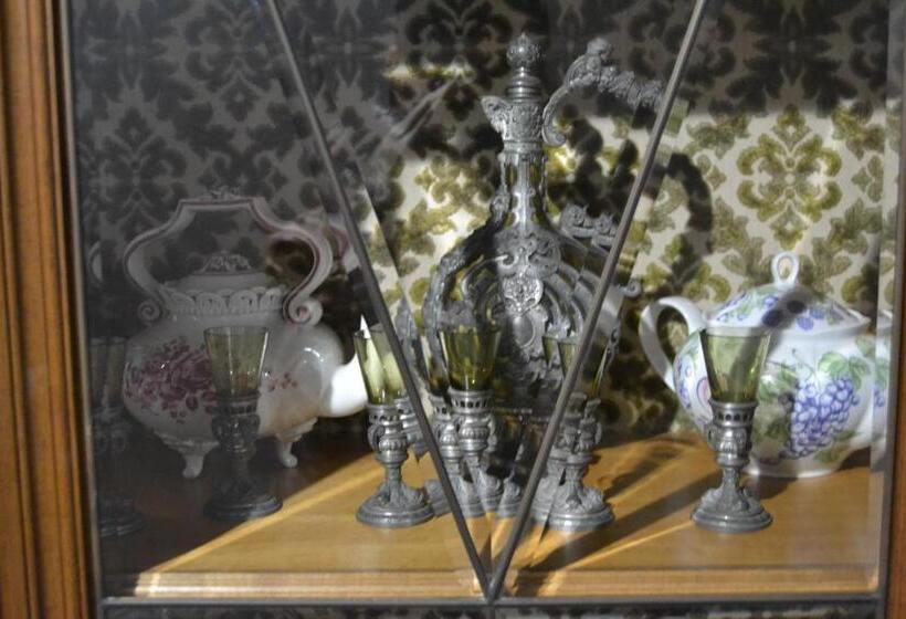 اتاق استاندارد سه نفره, Time Out