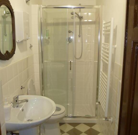 اتاق استاندارد سه نفره, Time Out