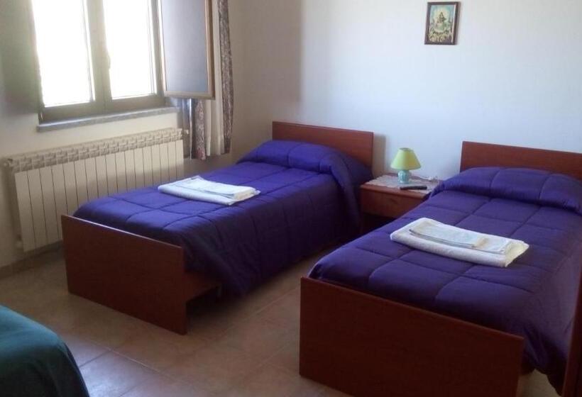 חדר סטנדרט לשלושה עם נוף לגינה, Agriturismo Costa San Bernardo