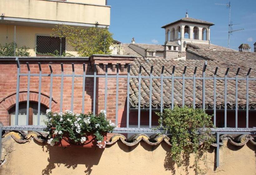 חדר סטנדרט לשלושה עם טרסה, Affittacamere Arco Polinori