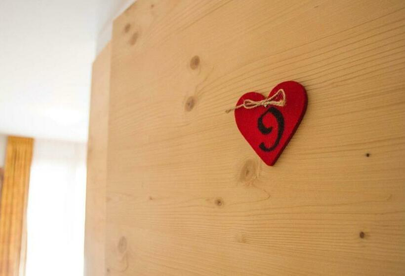 اتاق استاندارد با بالکن, Engadina B&b