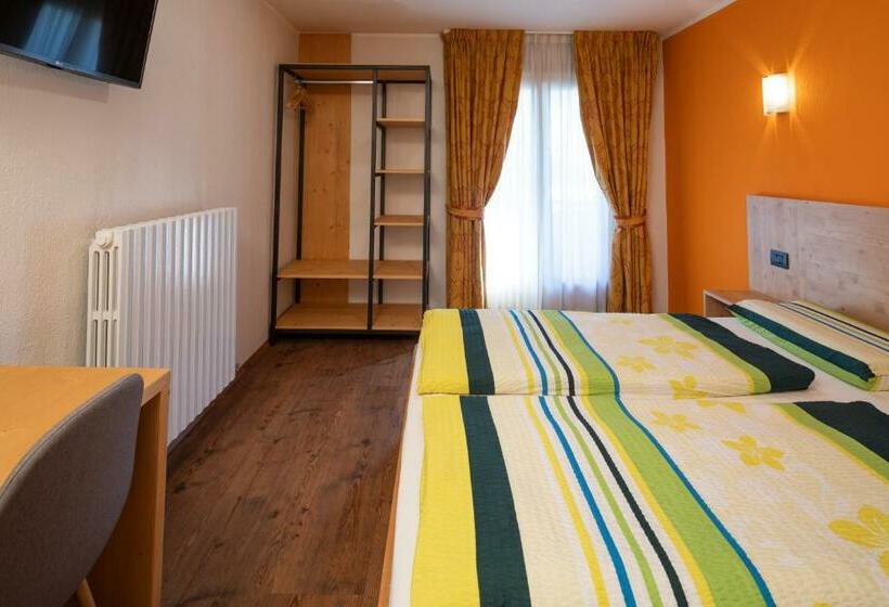 اتاق استاندارد با بالکن, Engadina B&b