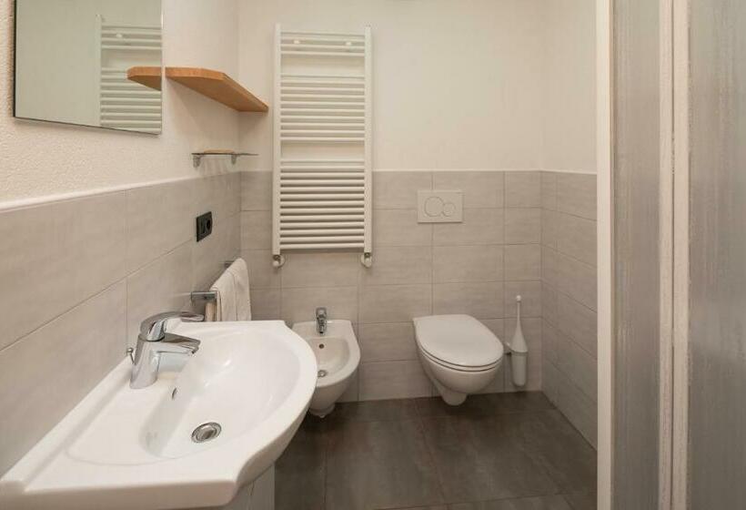 اتاق استاندارد با بالکن, Engadina B&b