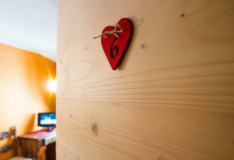 اتاق استاندارد یک نفره, Engadina B&b