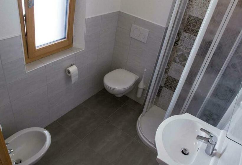 اتاق استاندارد یک نفره, Engadina B&b