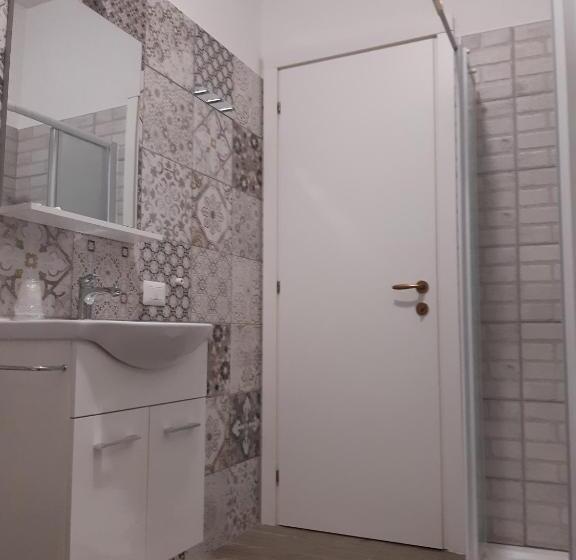 اتاق استاندارد با وان آب گرم, Roomyitalia   Guest House Il Faraone