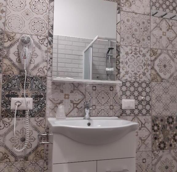 اتاق استاندارد با وان آب گرم, Roomyitalia   Guest House Il Faraone
