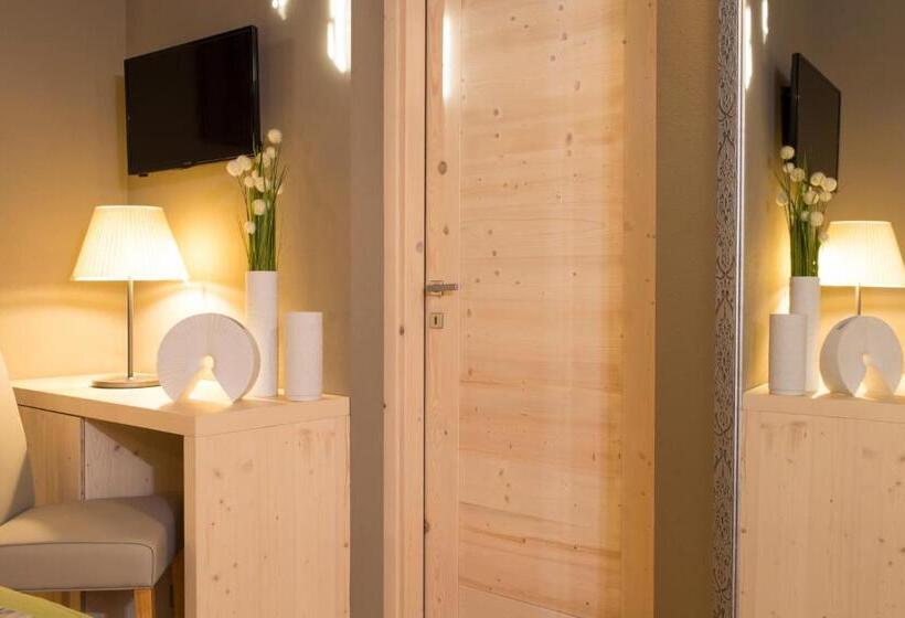 חדר בסיסי, La Burla