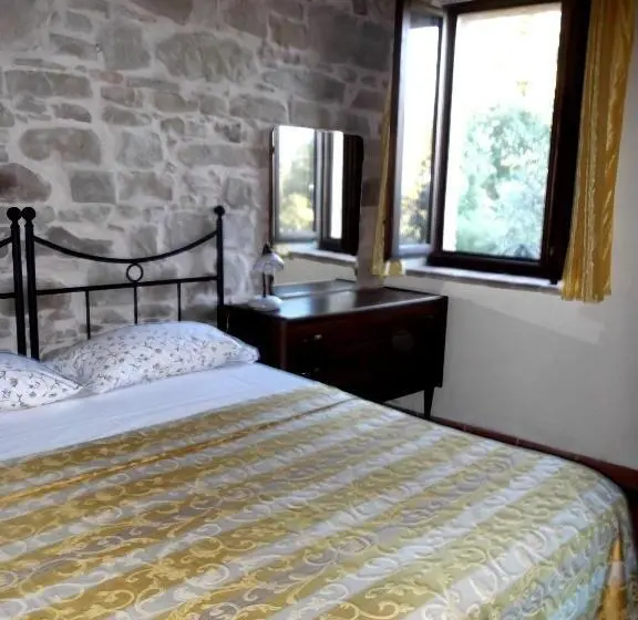 Perhehuone, Locanda Dell Istrice
