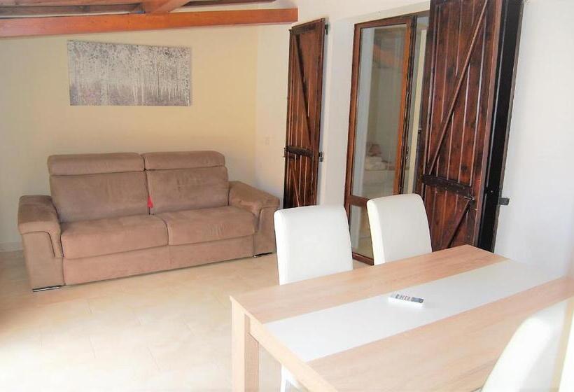 آپارتمان 1 خوابه, I Lentischi