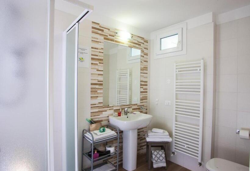 带一个卧室和一个阳台的海景公寓, Beach Residence