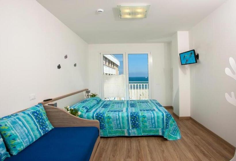 带一个卧室和一个阳台的海景公寓, Beach Residence