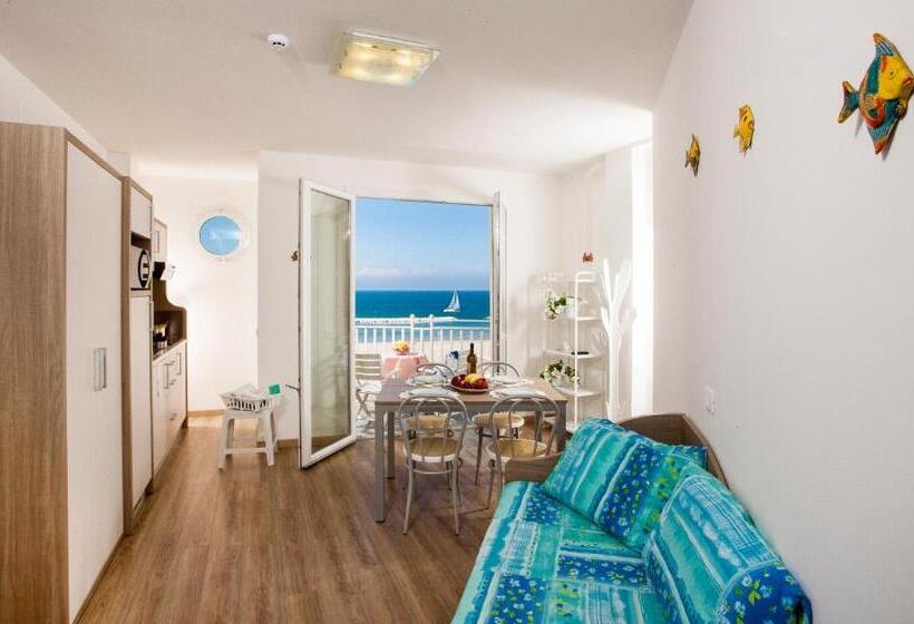 带一个卧室和一个阳台的海景公寓, Beach Residence