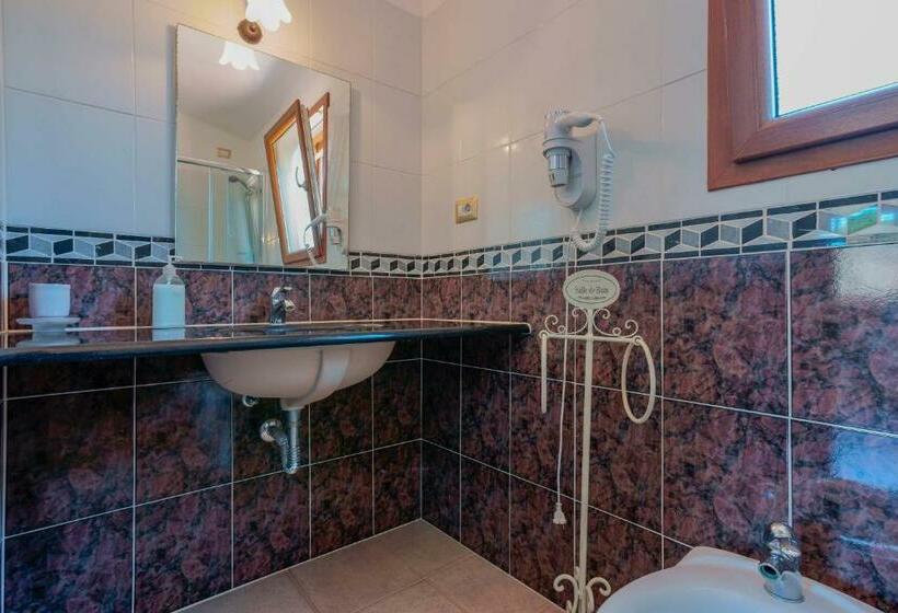 غرفة قياسية ثلاثية, L'oasi Del Cervo