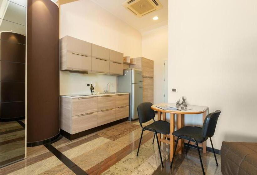 سوییت با چشم‌انداز باغ, Residence Imperial