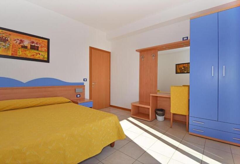 带一个卧室和一个阳台的海景公寓, Villa Olga