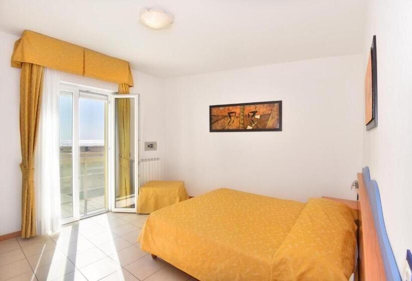 带一个卧室和一个阳台的海景公寓, Villa Olga