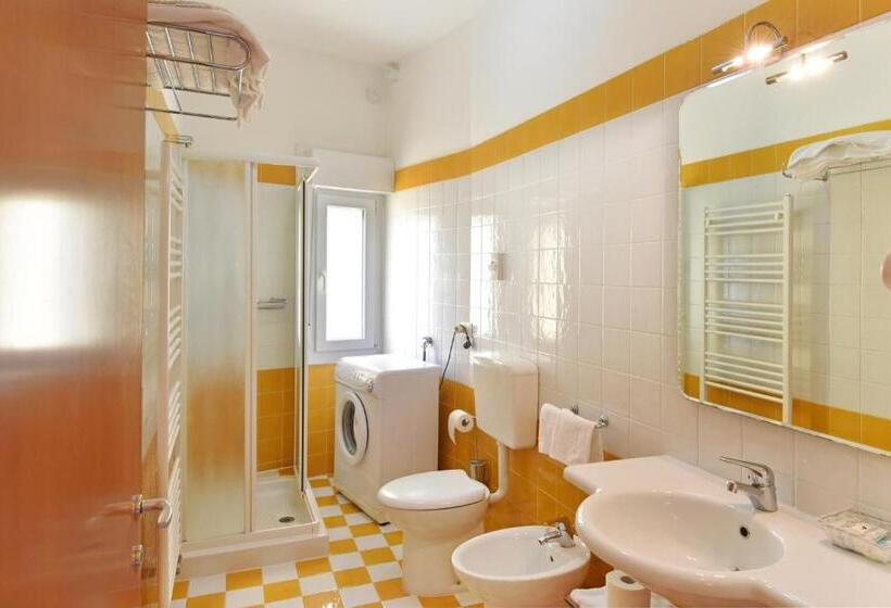 带一个卧室和一个阳台的海景公寓, Villa Olga