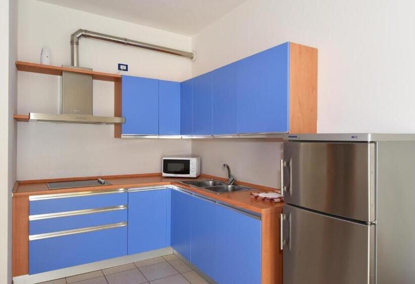 带一个卧室和一个阳台的海景公寓, Villa Olga