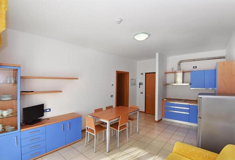 带一个卧室和一个阳台的海景公寓, Villa Olga