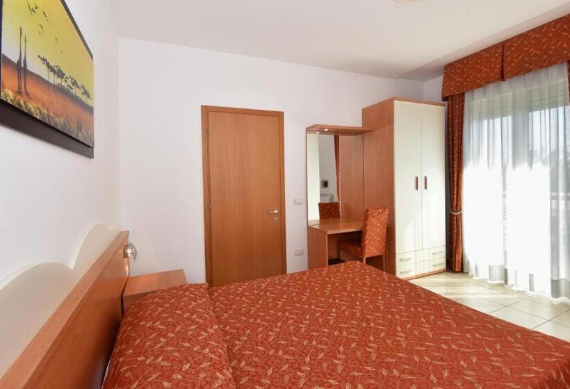 带海景及露台及1个卧室的公寓, Villa Olga