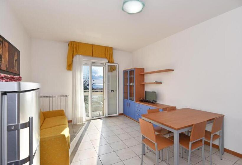 带一个卧室和一个阳台的海景公寓, Villa Olga