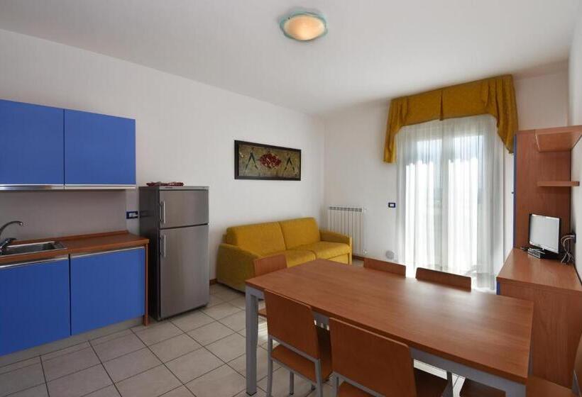 带一个卧室和一个阳台的海景公寓, Villa Olga