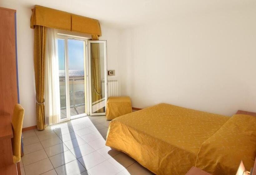 带一个卧室和一个阳台的海景公寓, Villa Olga