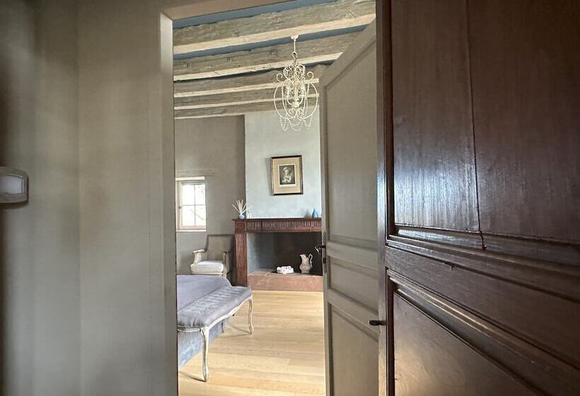 Номер Deluxe, Les Hauts De Saulies