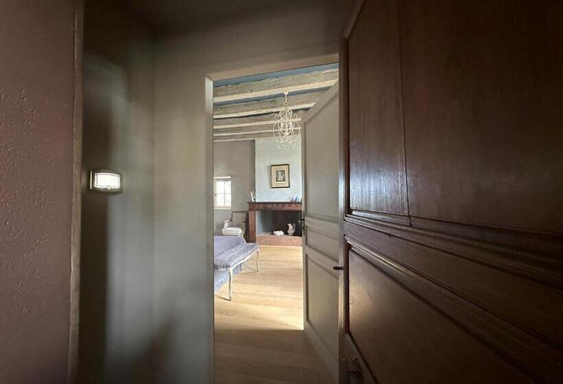 Номер Deluxe, Les Hauts De Saulies