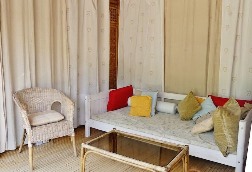 Standard Tent, Mas Escombelle