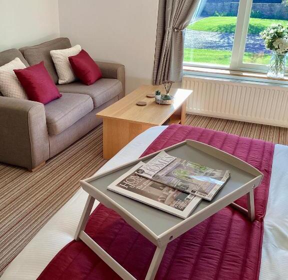 Люкс Deluxe Кровать Кинг, The Garden Suites At Snape Castle Mews