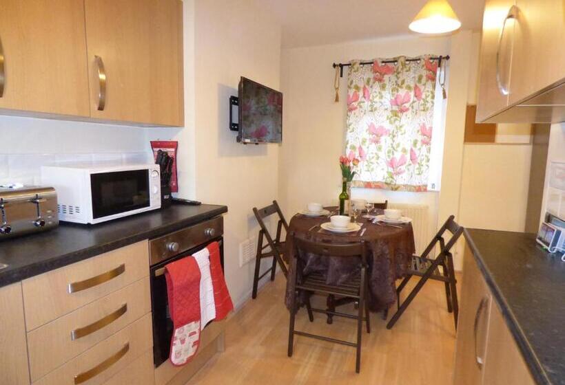 Дом 1 Спальня, Birdholme House