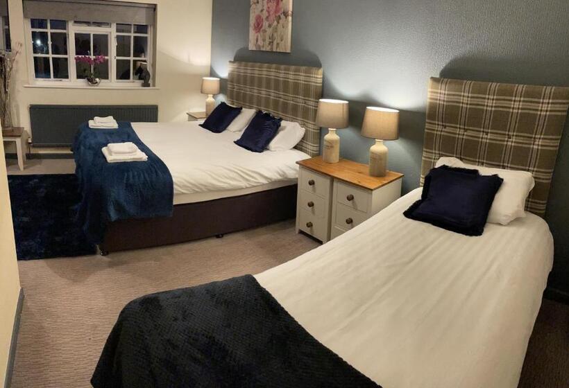 חדר משפחתי, The Coach And Horses Inn