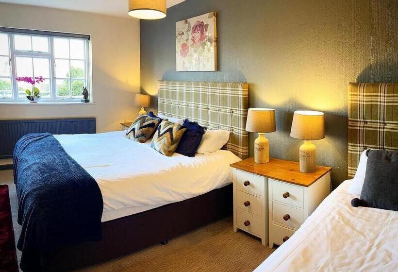 חדר משפחתי, The Coach And Horses Inn