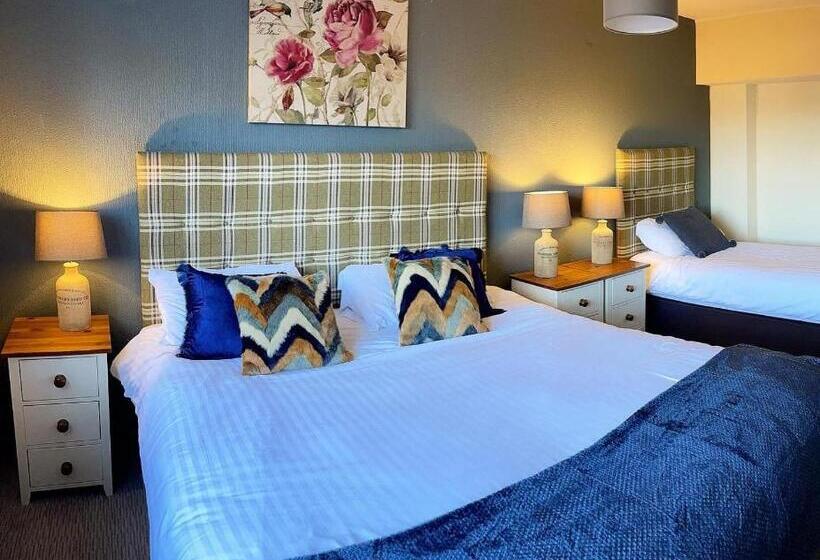 חדר משפחתי, The Coach And Horses Inn