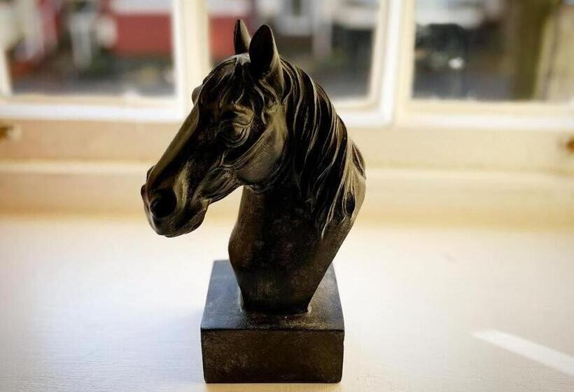 חדר משפחתי, The Coach And Horses Inn