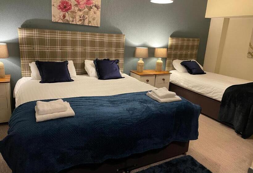 חדר משפחתי, The Coach And Horses Inn