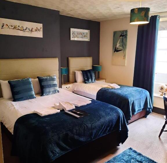 חדר משפחתי, The Coach And Horses Inn