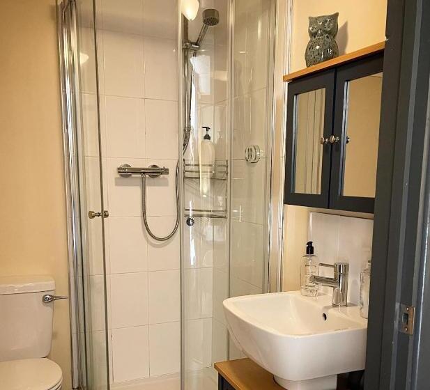 חדר משפחתי, The Coach And Horses Inn