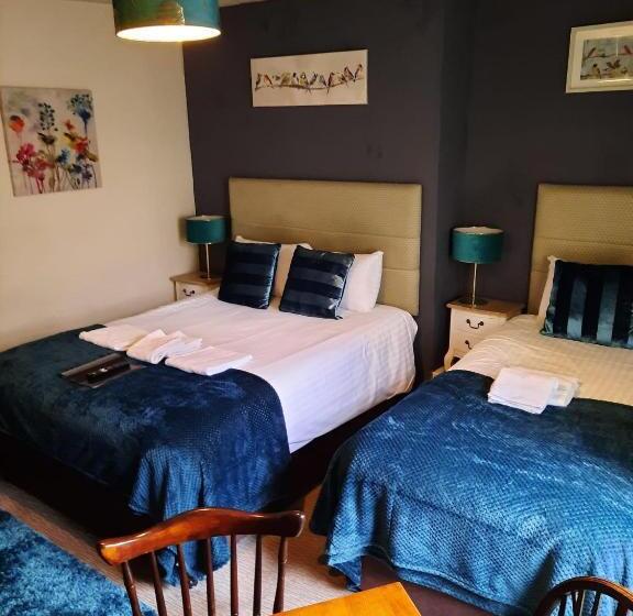 חדר משפחתי, The Coach And Horses Inn