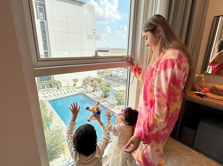 غرفة عائلية متصلة, Rove At The Park