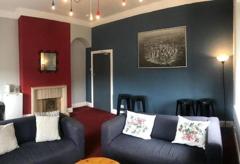 Vuode Makuusalissa, Newcastle House Rothbury