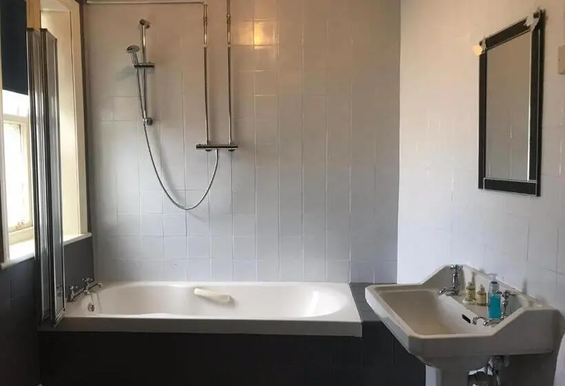 Standard Kolmen Hengen Huone Jaettu kylpyhuone, Newcastle House Rothbury