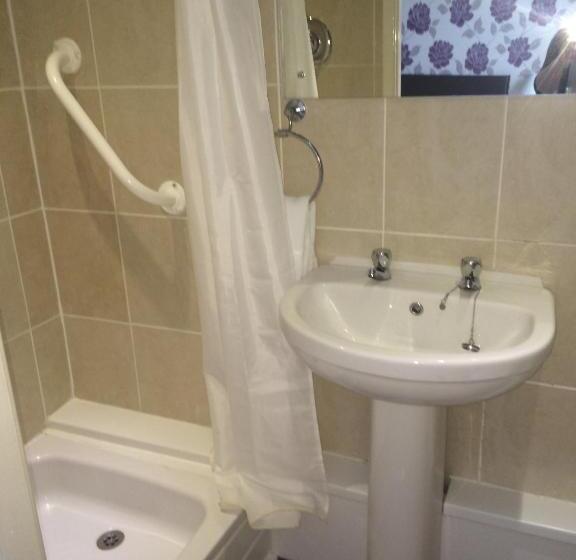 חדר משפחתי, The Bayridge Guest House