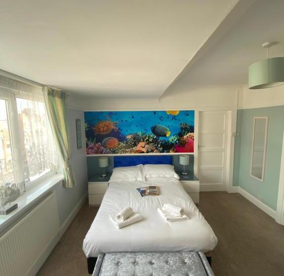 חדר משפחתי, The Bayridge Guest House