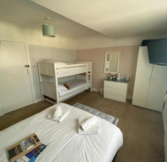 חדר משפחתי, The Bayridge Guest House