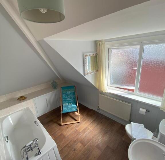 חדר משפחתי, The Bayridge Guest House